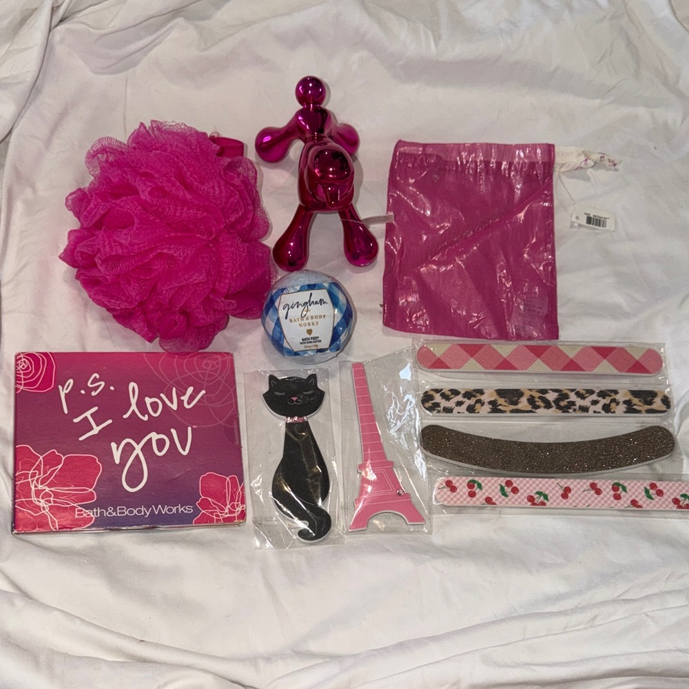 Bath & Body Works‎ Paris Pink Gift Set Accessories CD Nail File Pouf Bomb